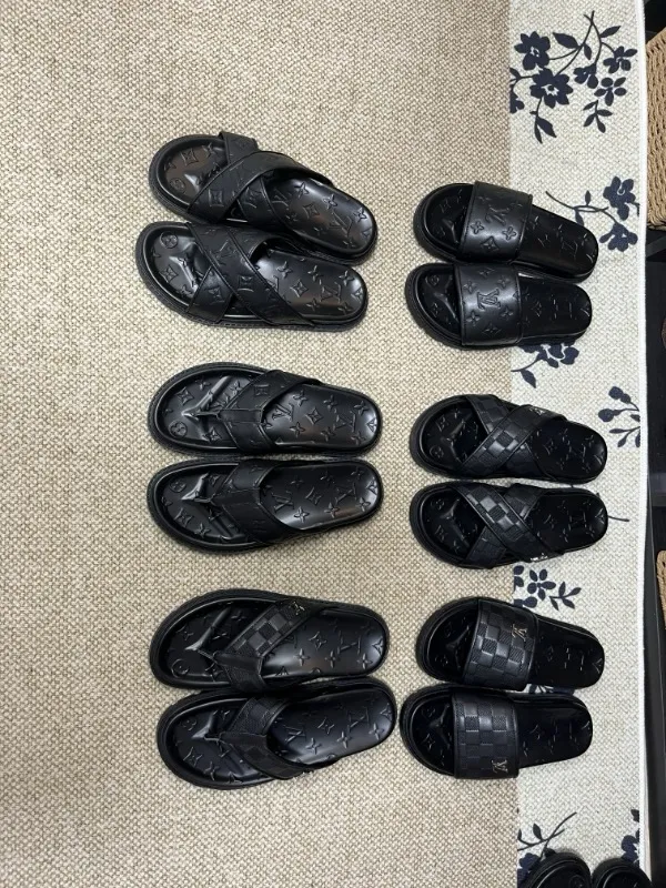 P270🏆Louis Vuitton 🏆[Louis Vuitton] Spring/Summer 2025 [Men's Flip Flops] 🎯🎯As an active family in the fashion industry ⭐ Lv is characterized by bold innovation ⚡Create this casual business style for Chinese fashionable men ✨The fabric is made of imported high-grade cowhide 🔥 Clean and neat ⚡Fashionable and elegant🌹Breathable, sweat-absorbent and deodorant👈So luxurious, high-end and domineering. 👍Must be sold if you repost the picture. Number of yards: 38--46. Color: 🎉 For large quantities. Welcome to repost.